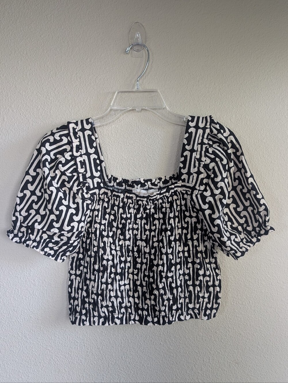Size Medium Smocked Square-Neck Puff Sleeve Crop Top — Black & Tan Monteau LA